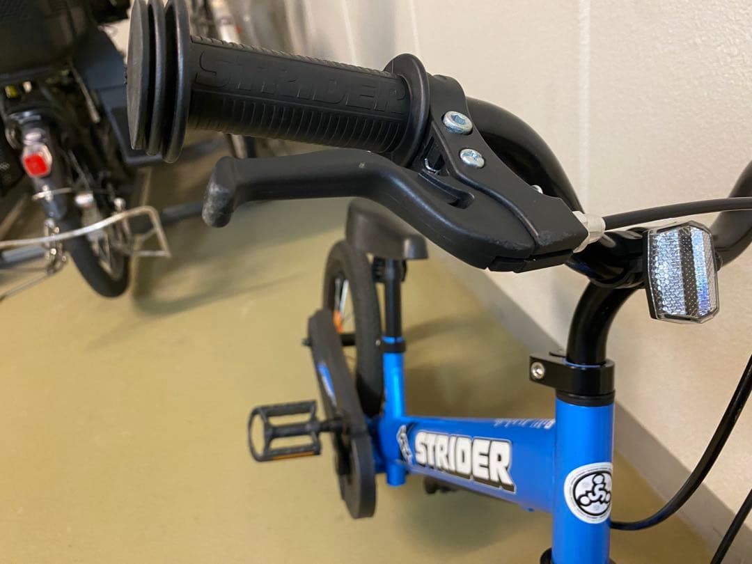 超美品⭐︎都内引渡し可能ストライダー 14x ブルー スタンド付き 14インチ