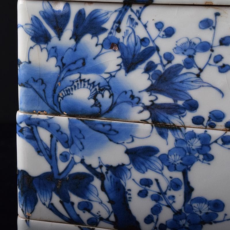 瀬戸焼　古瀬戸　染付　梅牡丹文　四方三段重箱　時代箱付　V　R8582