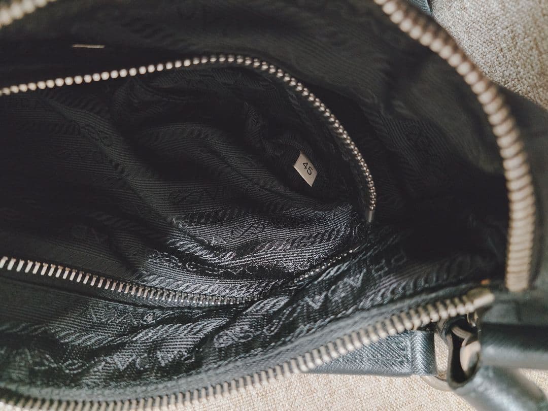 PRADA プラダ　ショルダーバッグ　三角プレート　 ビンテージ