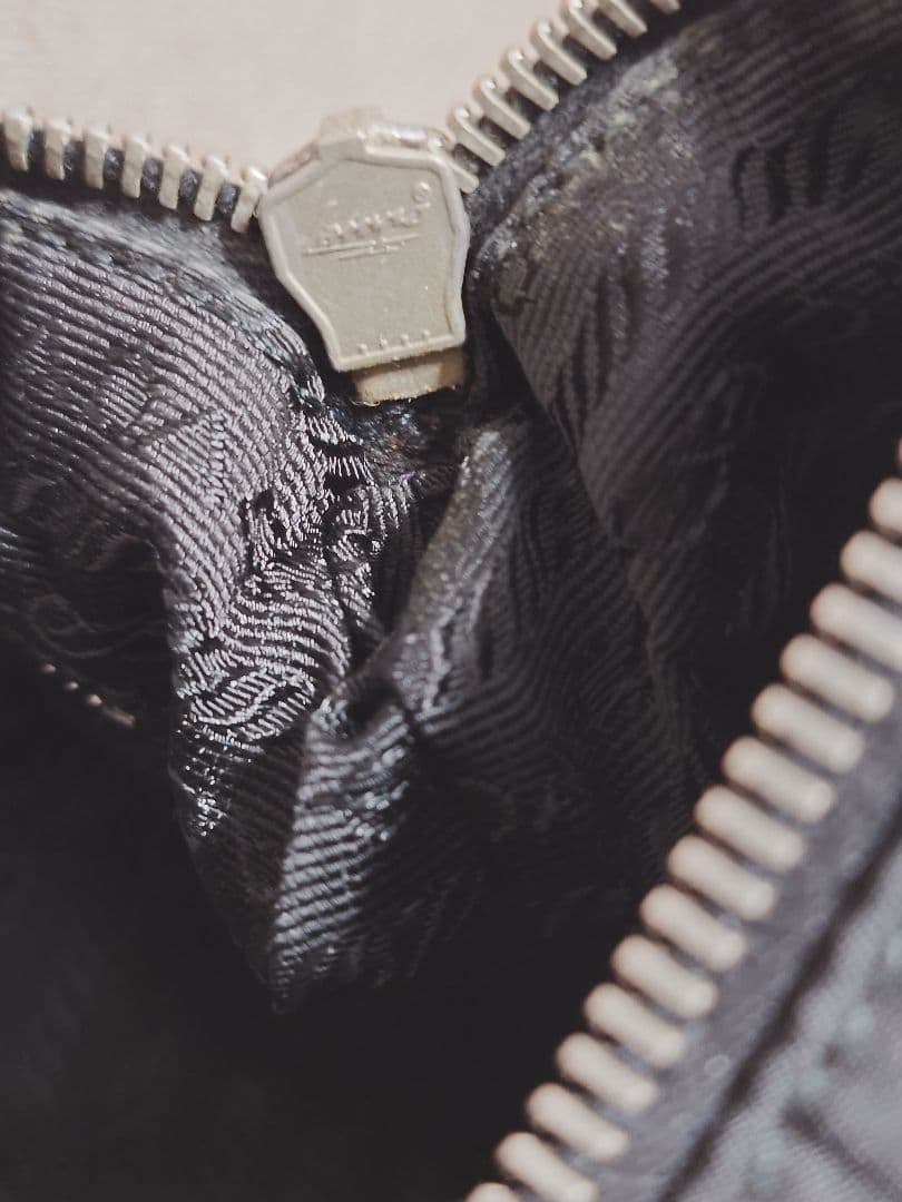 PRADA プラダ　ショルダーバッグ　三角プレート　 ビンテージ