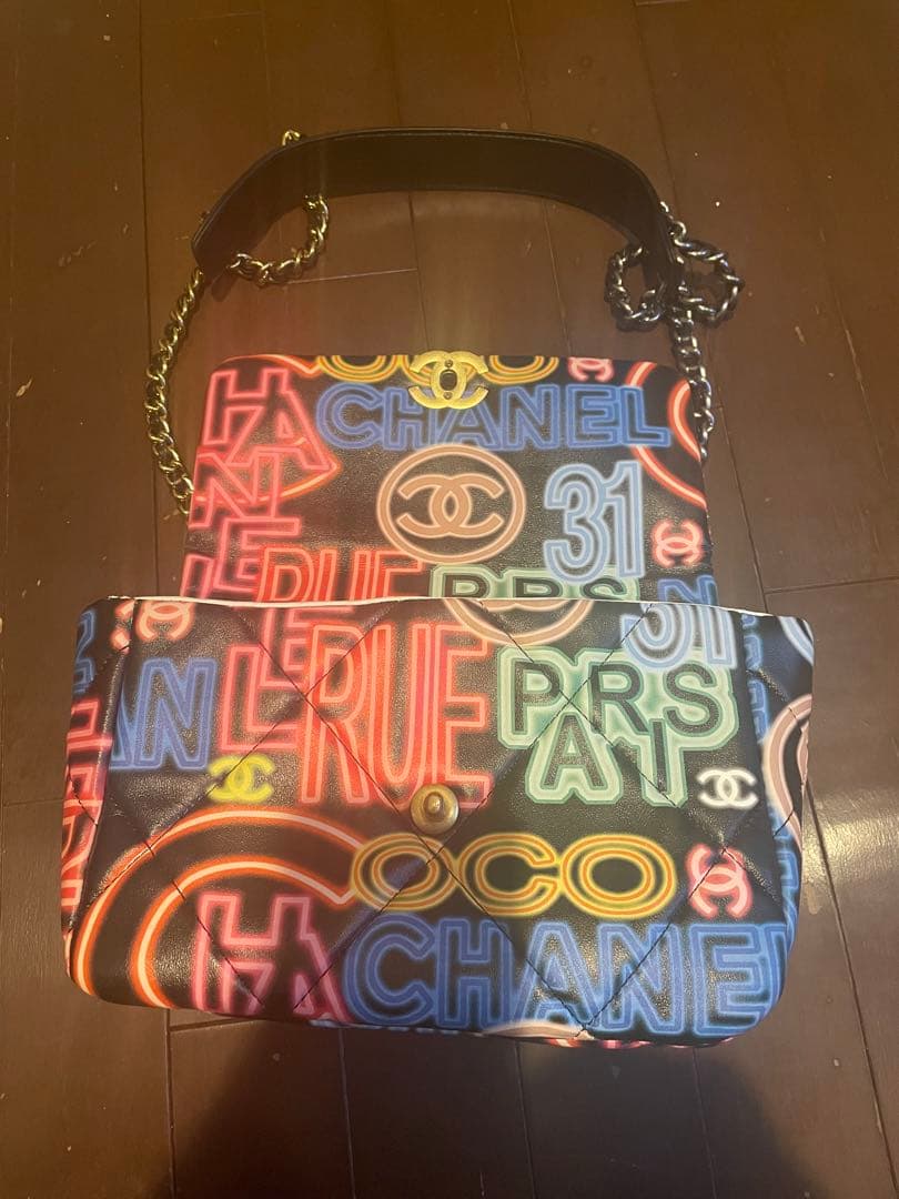 ネオンマルチカラーのシャネル 19 フラップバッグ