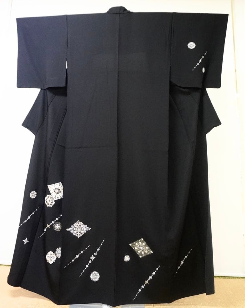 や*き様 白い花の刺繍　黒地付下げ 単衣仕立て