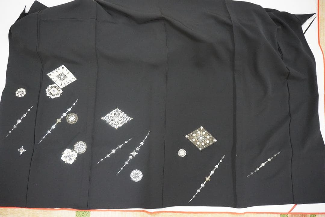 や*き様 白い花の刺繍　黒地付下げ 単衣仕立て