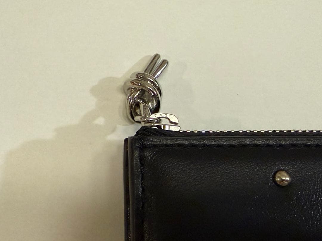 VASIC スタッズ付き二つ折り財布 ブラック/ 新品・未使用