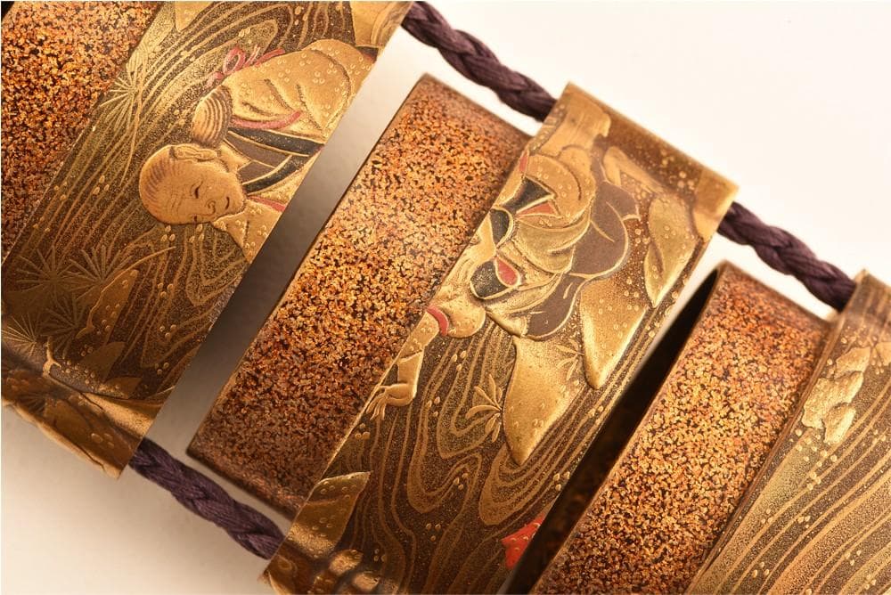 桃太郎の金蒔絵印籠　銘：松花斎（根付　鯉・魚）