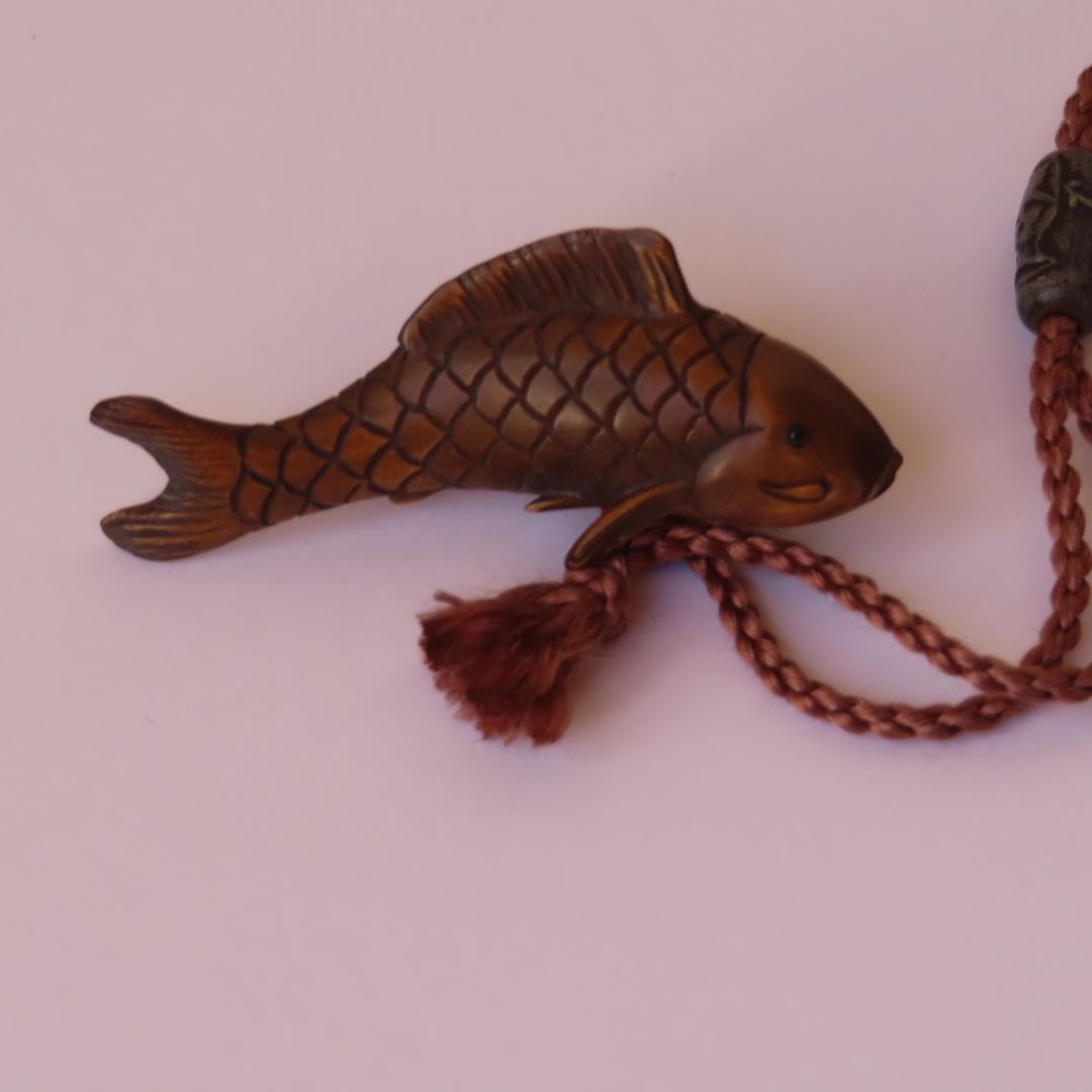 桃太郎の金蒔絵印籠　銘：松花斎（根付　鯉・魚）