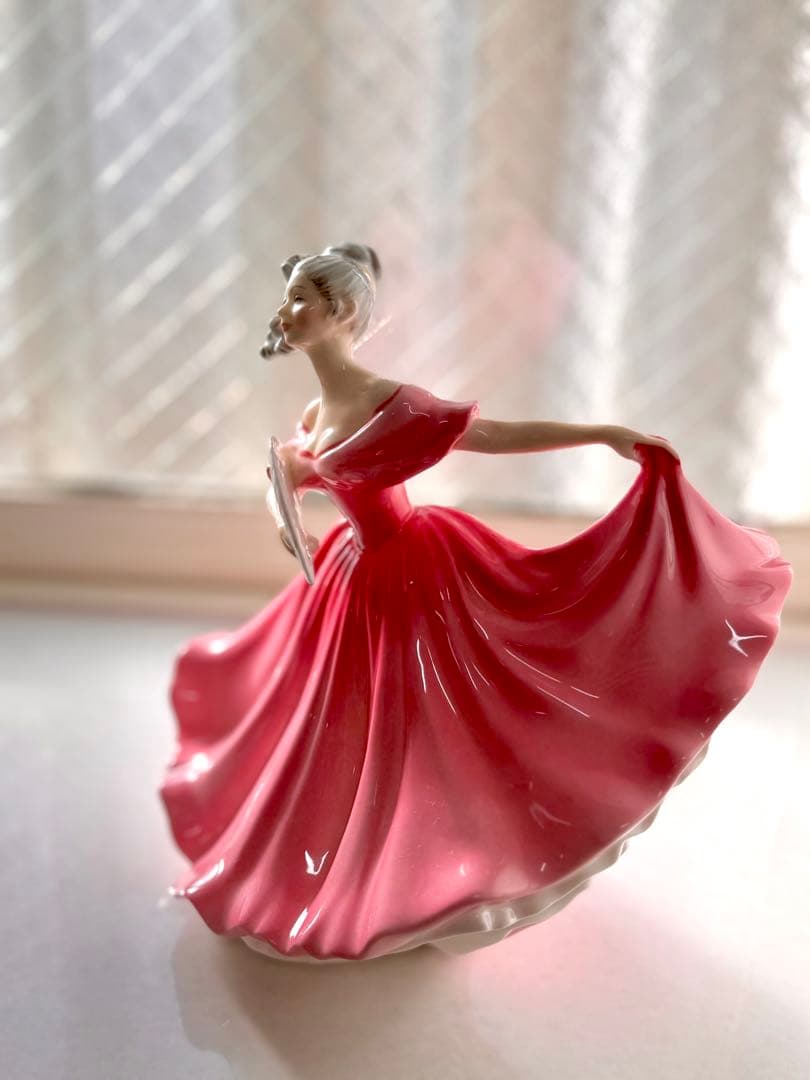 値下げ中　美品ロイヤルドルトンのフィギュリン