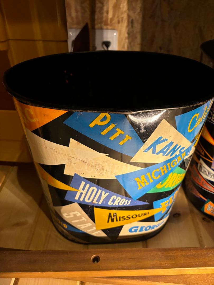 ビンテージ　カレッジ　缶　ゴミ箱　ペナント　アンティーク缶