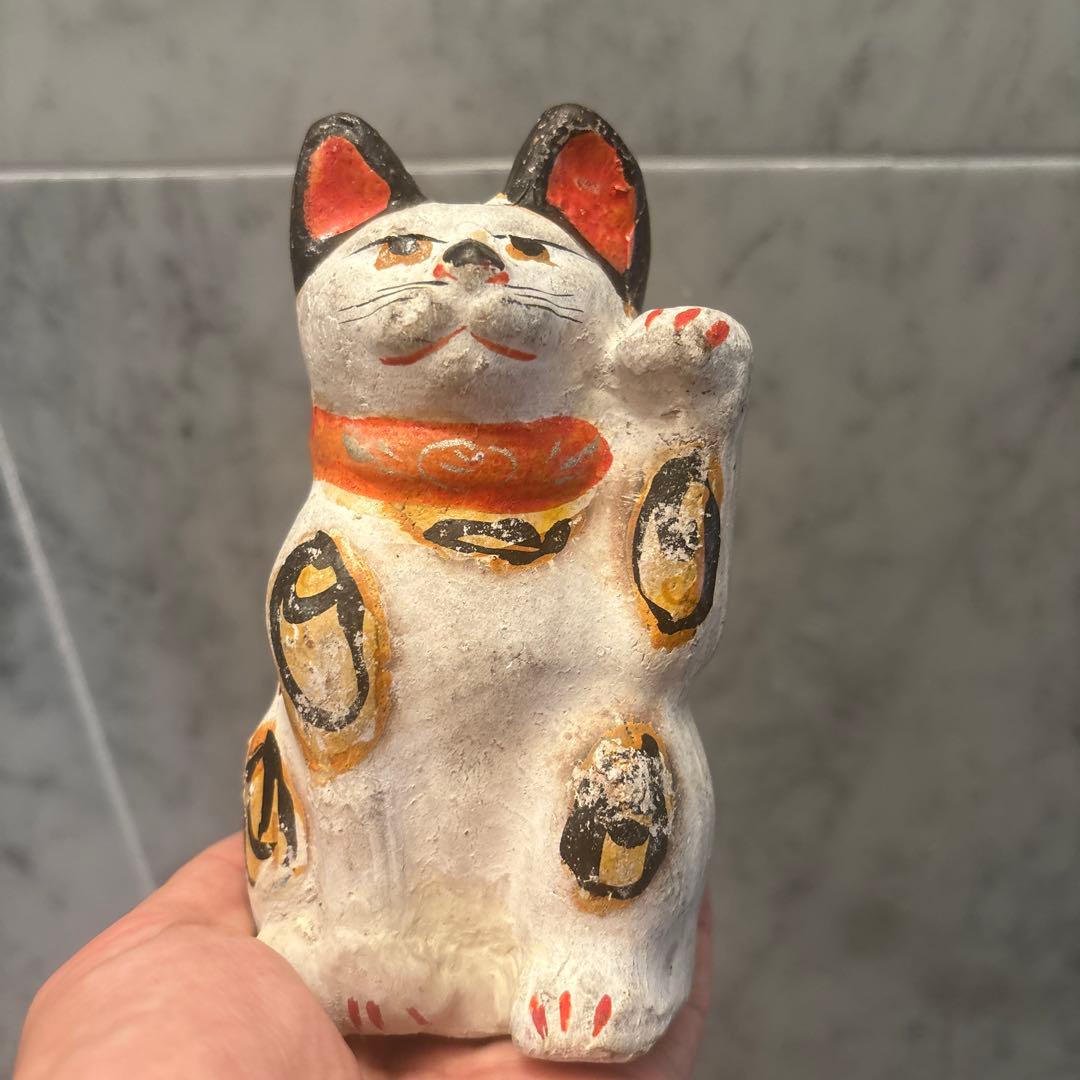 アンティーク三河土人形　手描きの美しい瞳やおヒゲ、色彩が美しい招き猫