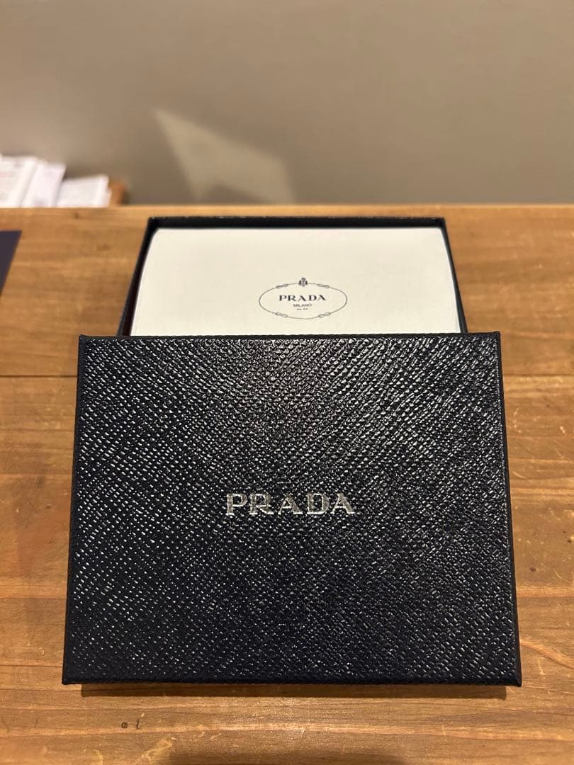 【新品・未使用】PRADA 二つ折り財布