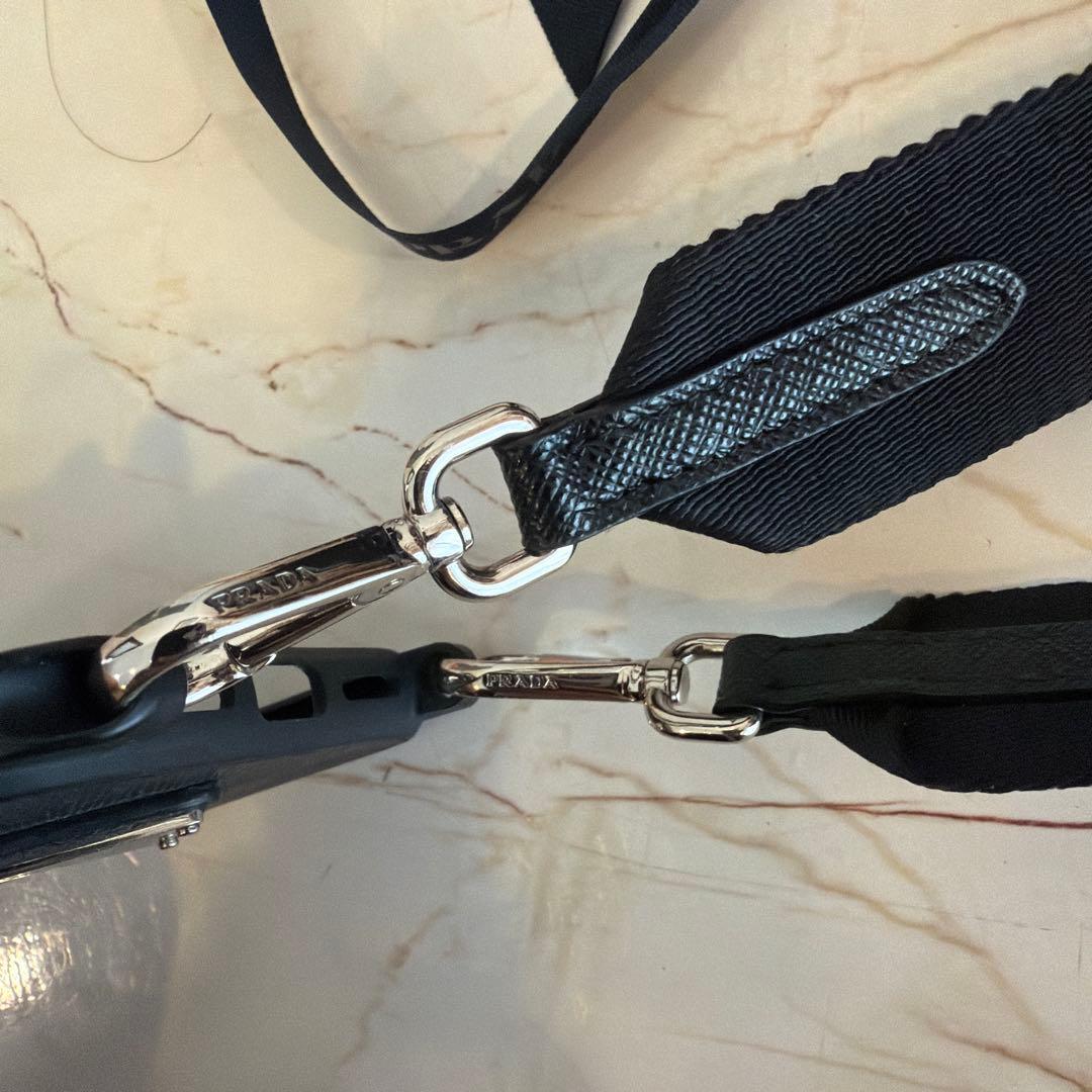 PRADA iPhone用ケース ストラップ付き iPhone14 16e