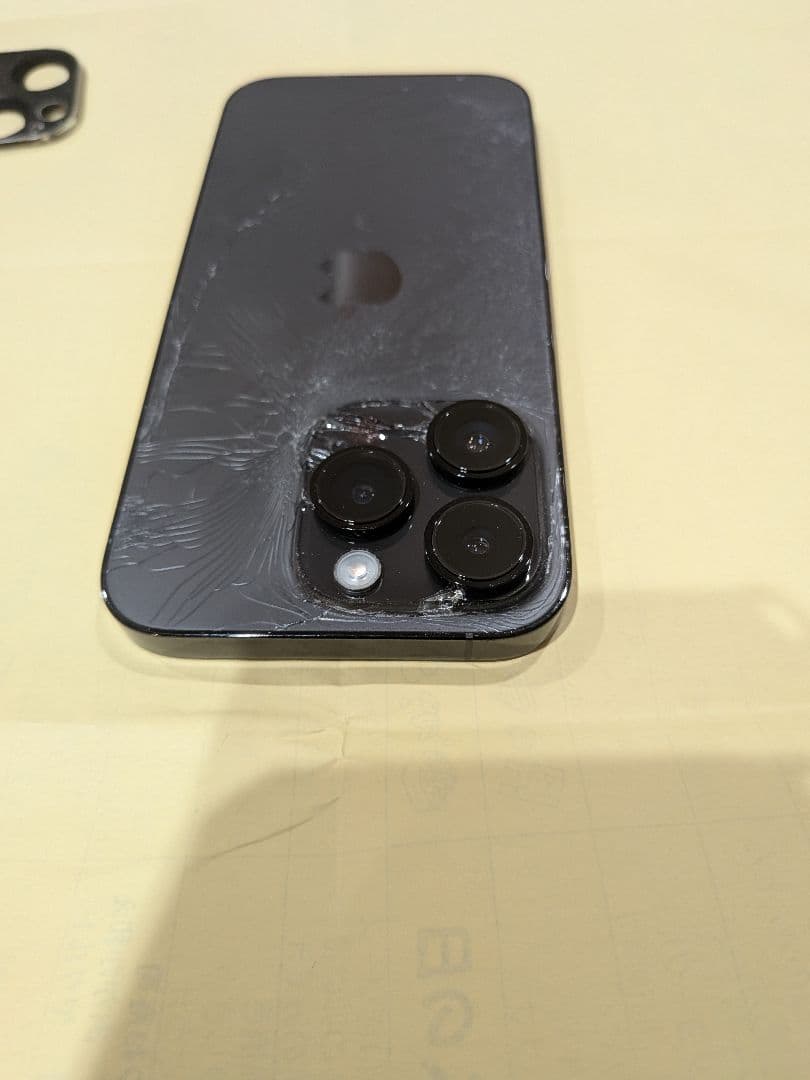 iPhone14pro 背面割れ