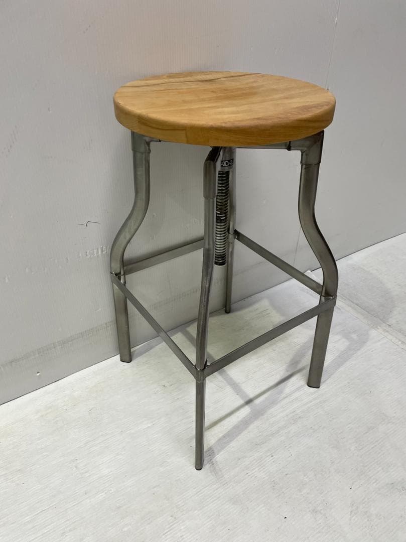 2.【高さ調節可能】カウンタースツール