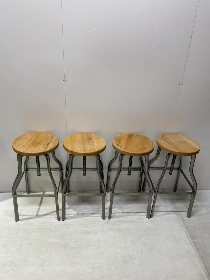 2.【高さ調節可能】カウンタースツール