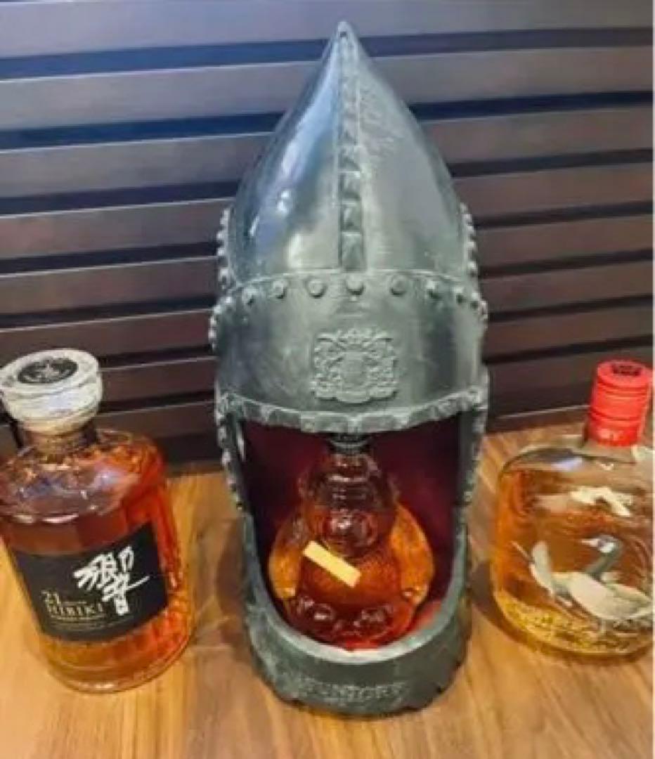 サントリー　兜型ボトルディスプレイ