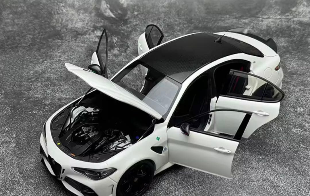 MOTORHELIX Alfa Romeo Giulia 1/18モデルミニカー