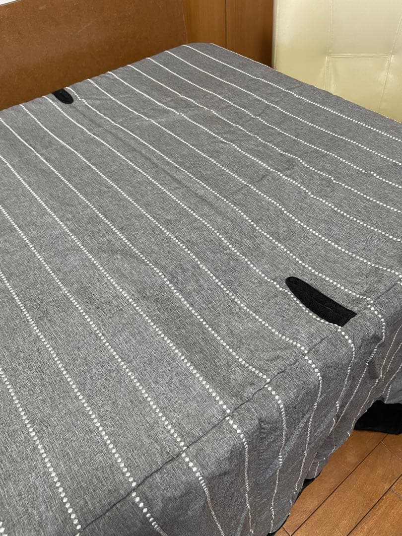 木製正方形テーブルこたつとアーム付きレザー椅子二脚セット布団二枚