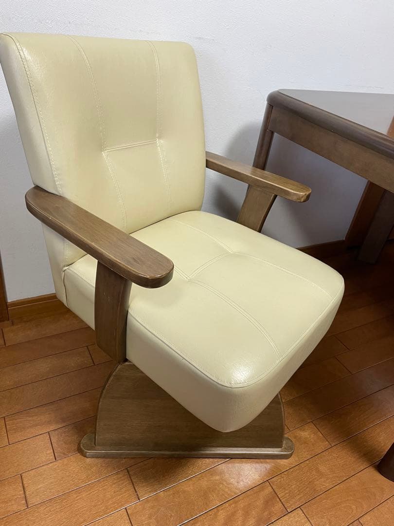 木製正方形テーブルこたつとアーム付きレザー椅子二脚セット布団二枚