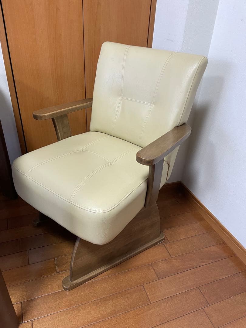 木製正方形テーブルこたつとアーム付きレザー椅子二脚セット布団二枚