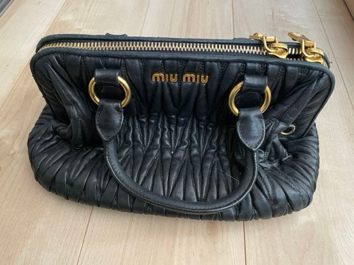 美品ミュウミュウ　ハンドバッグ　ブラック