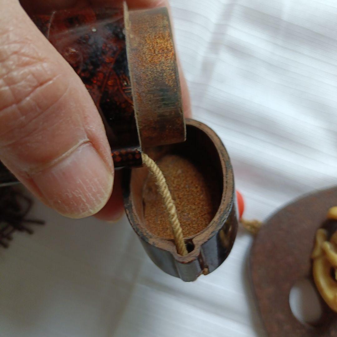 螺鈿細工調の模様あり漆器 印籠　根付珊瑚玉 根付般若彫刻　刀の鍔付き