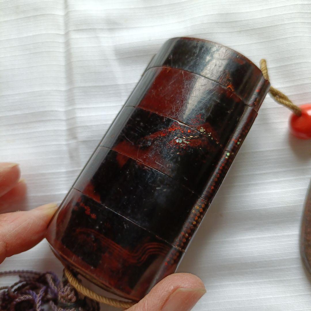 螺鈿細工調の模様あり漆器 印籠　根付珊瑚玉 根付般若彫刻　刀の鍔付き