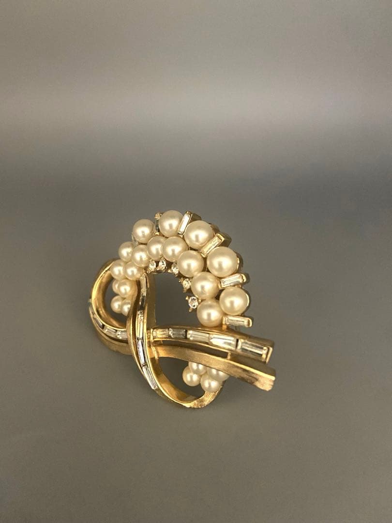 lotuscloud 2512⭐️TRIFARI トリファリヴィンテージブローチ