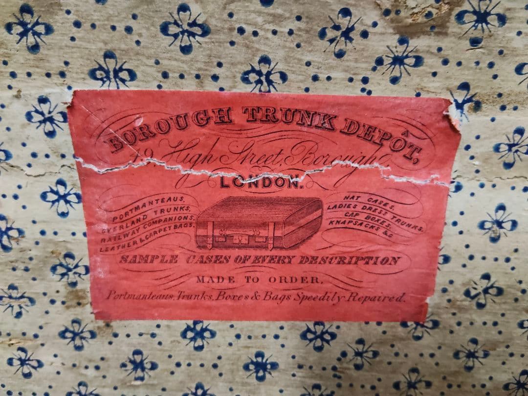 【雰囲気抜群】アンティーク トランク 木箱 ドームトップ 鋲打ち 宝箱 什器