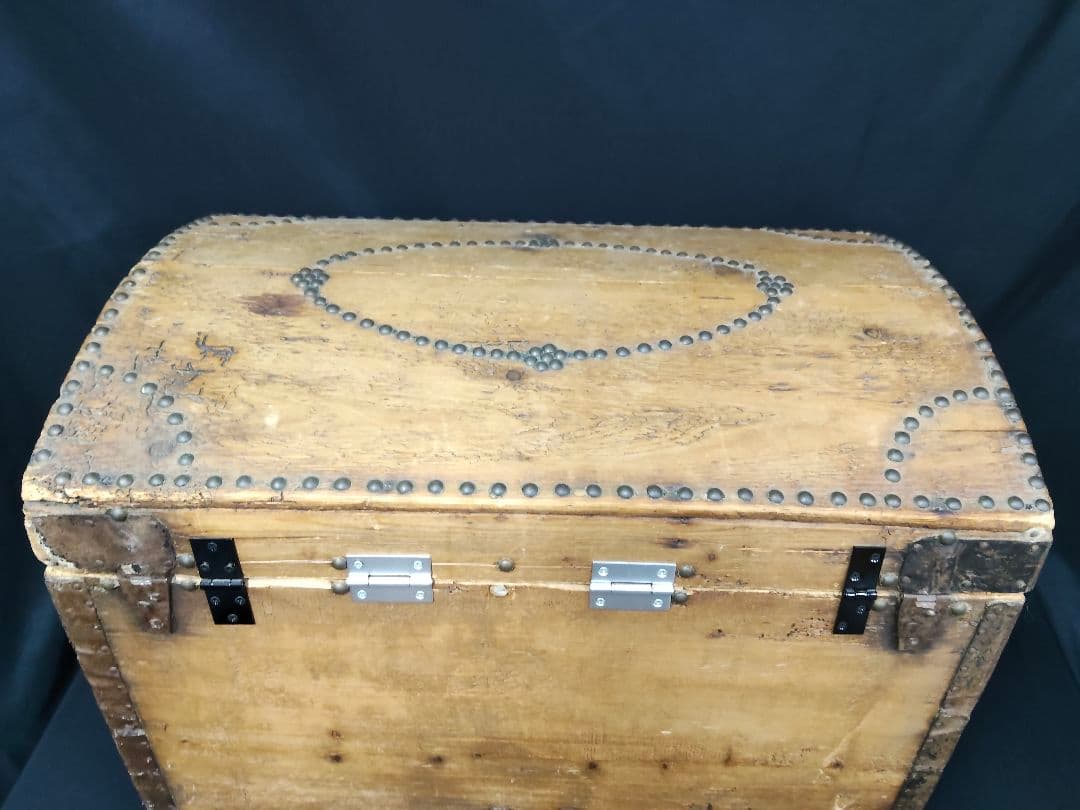 【雰囲気抜群】アンティーク トランク 木箱 ドームトップ 鋲打ち 宝箱 什器