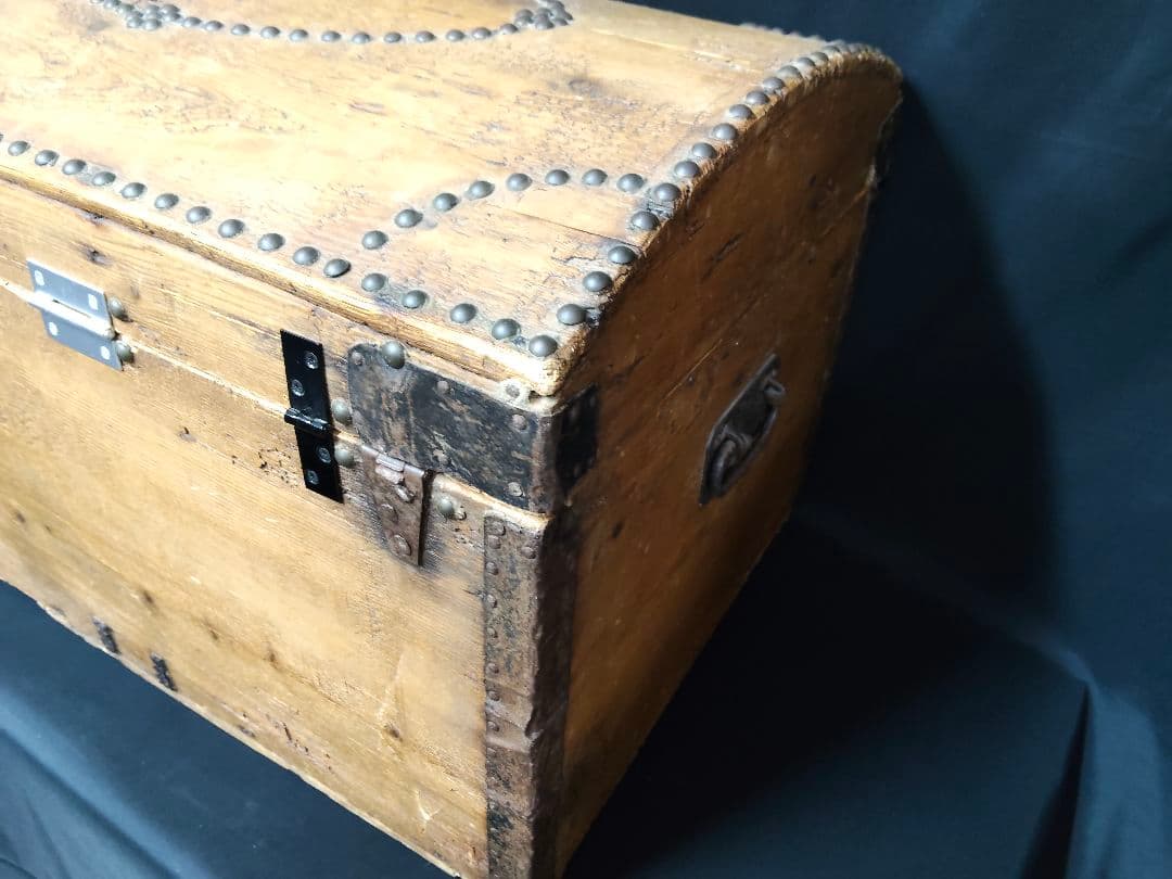 【雰囲気抜群】アンティーク トランク 木箱 ドームトップ 鋲打ち 宝箱 什器