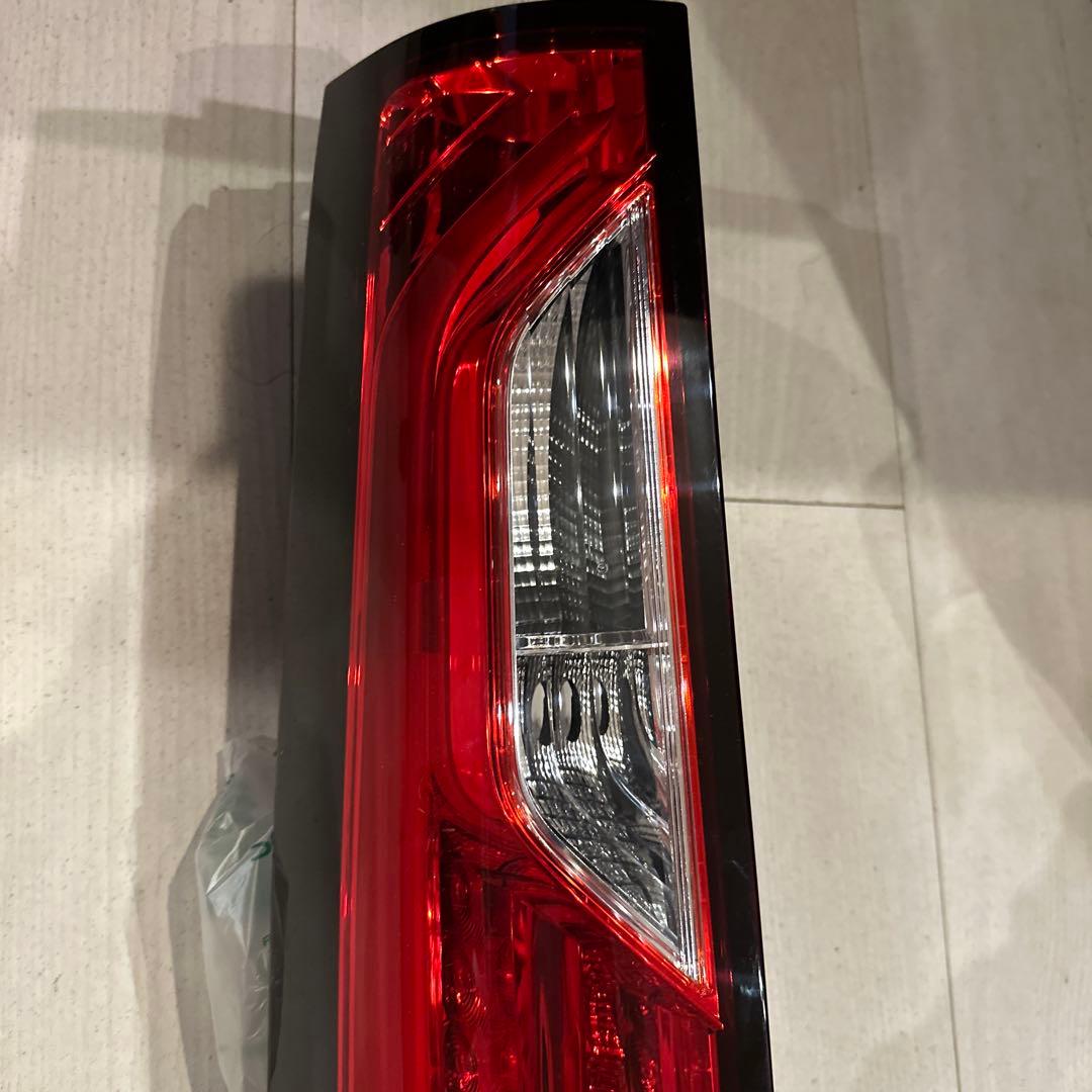 ステップワゴン左テールランプ