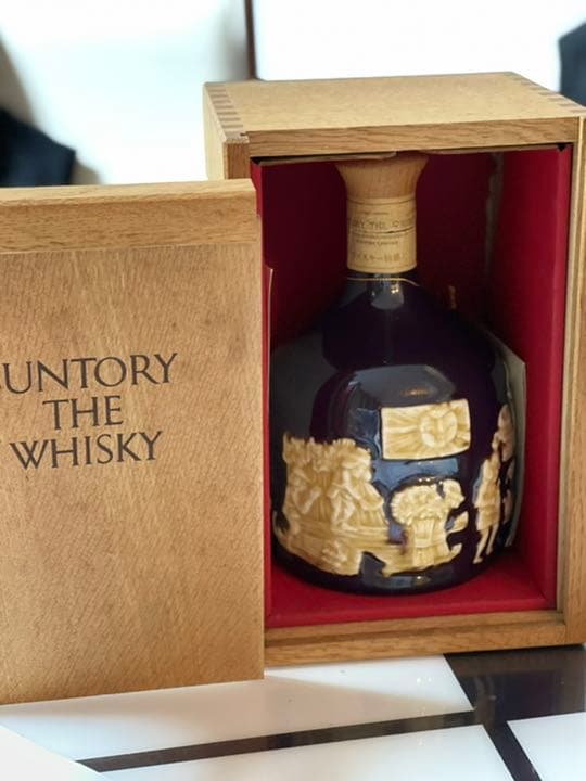 値下げしましたSUNTORY THE WHISKY 箱付 陶器ボトル 750ml