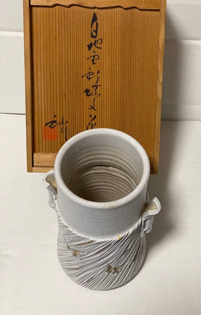 加藤釥　白地金彩蝶文花入