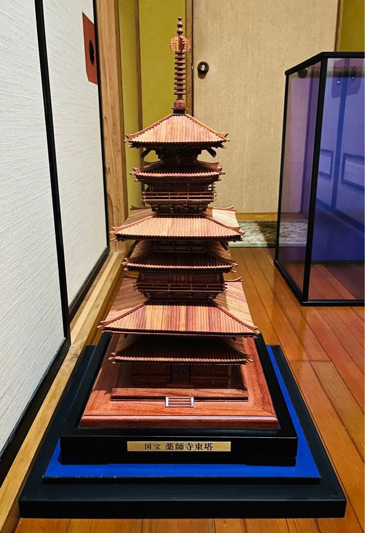 【大幅お値下げ再開】専門家が組み立てた専用ガラスケース付国宝薬師寺東塔の木製模型
