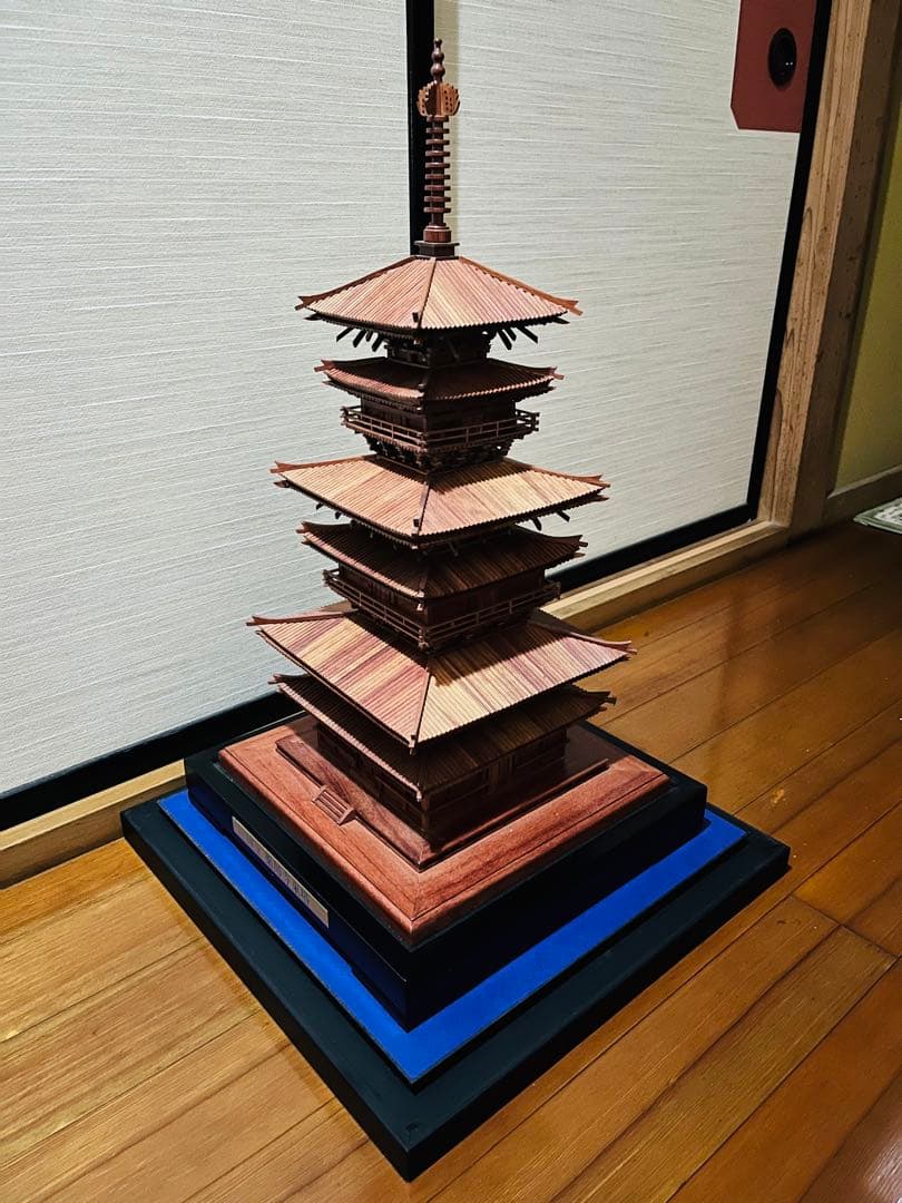 【大幅お値下げ再開】専門家が組み立てた専用ガラスケース付国宝薬師寺東塔の木製模型