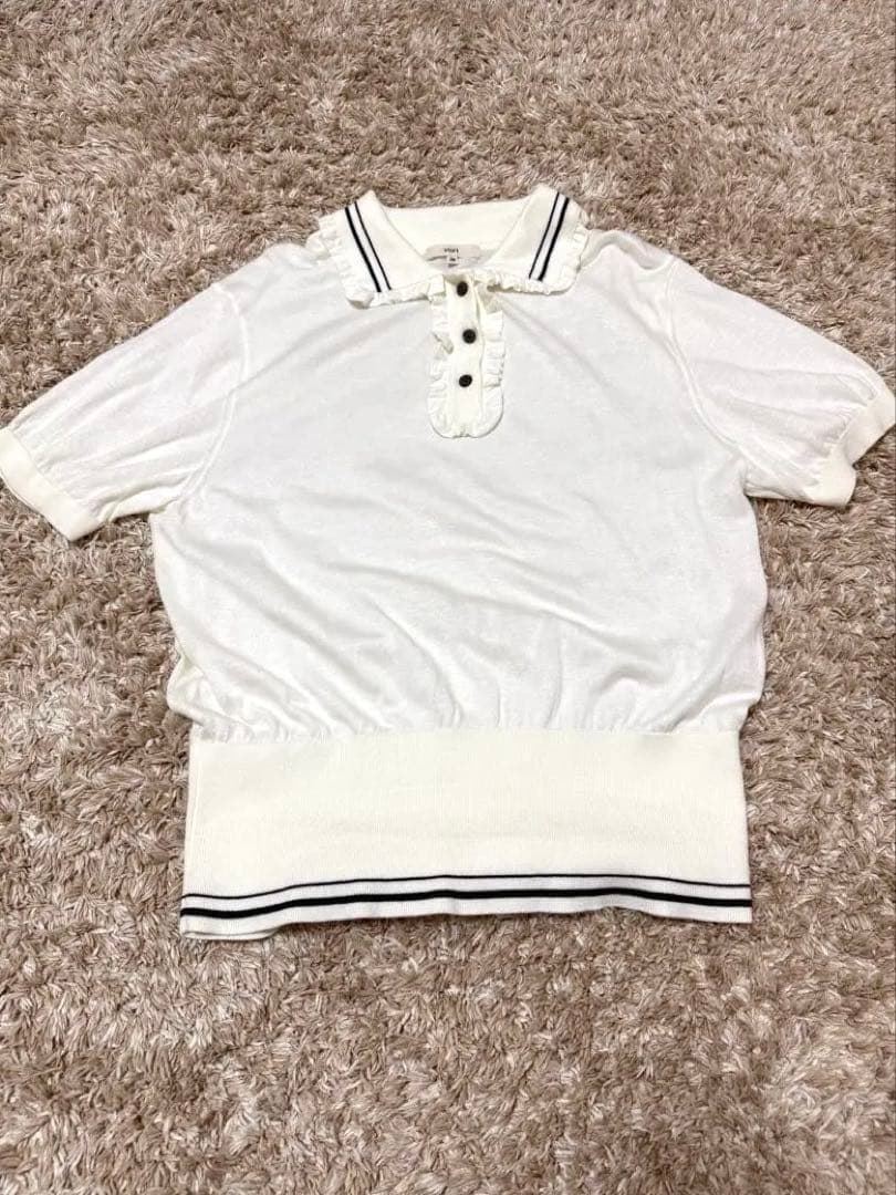 yori ミニフリルポロニット