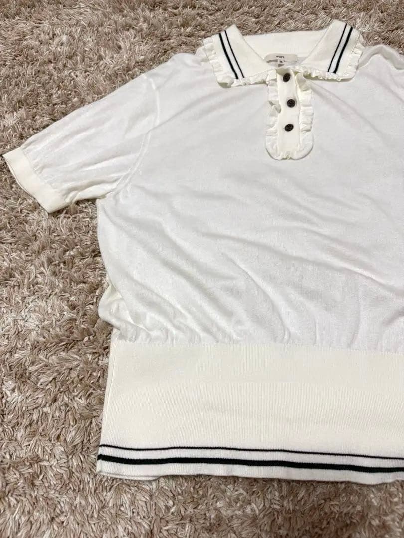 yori ミニフリルポロニット