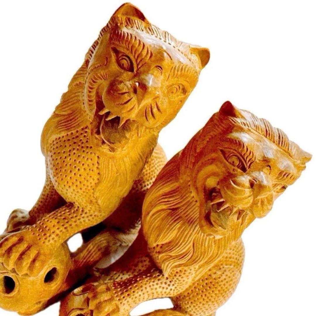 工芸品　狛犬　木製総木彫　インテリア　1点物　魔除け 縁起物 彫刻つがい　玉獅子
