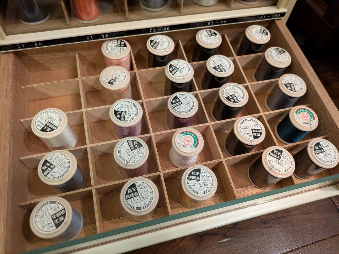 糸収納ケース ＋絹手縫糸約80巻 ＋α　セット