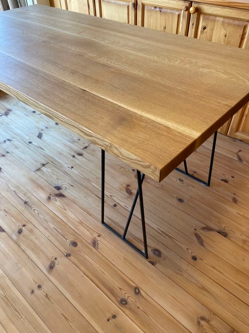 ホワイトオーク無垢板ダイニングテーブル　オイル仕上げ　アイアン脚