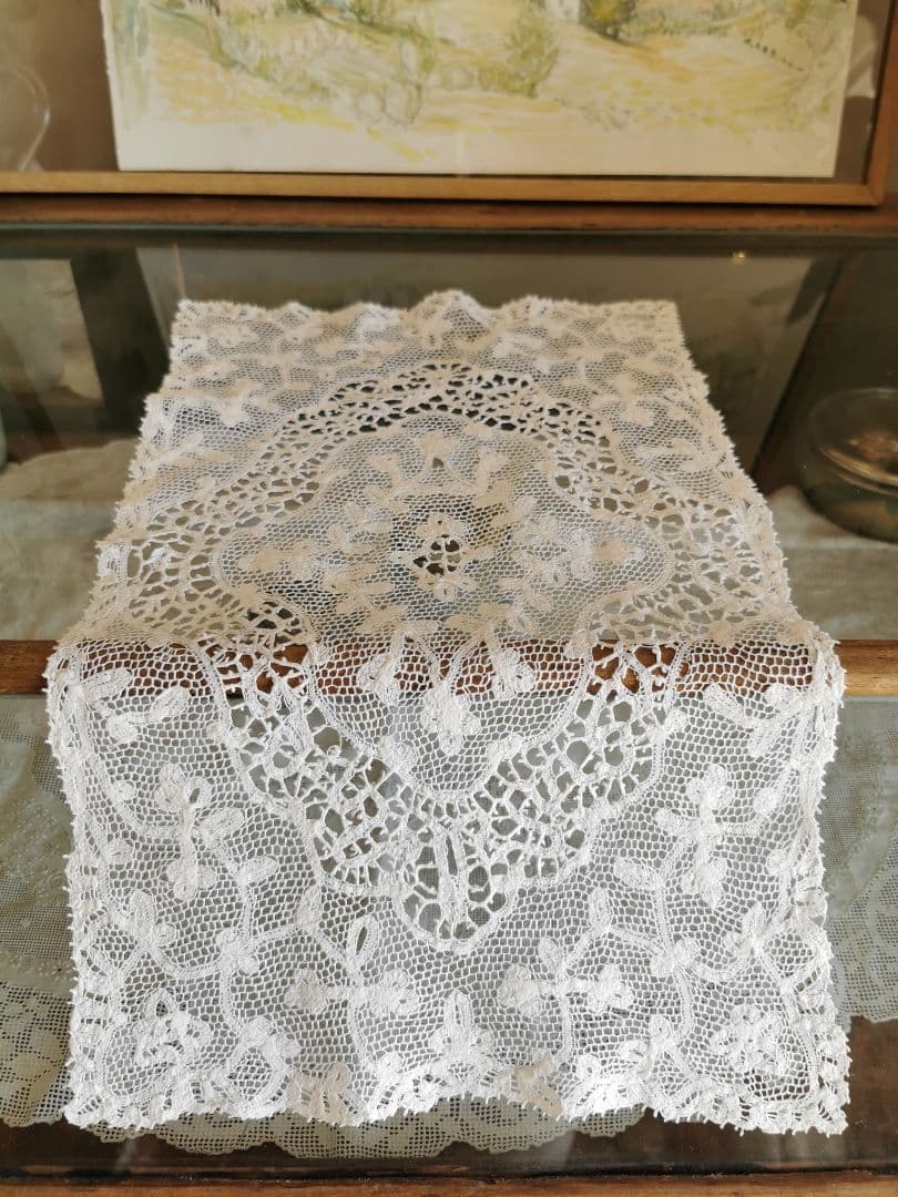 アンティークイタリア 美しい草花紋ミラネーゼ テープ＆ボビンレース 刺繍ランナー