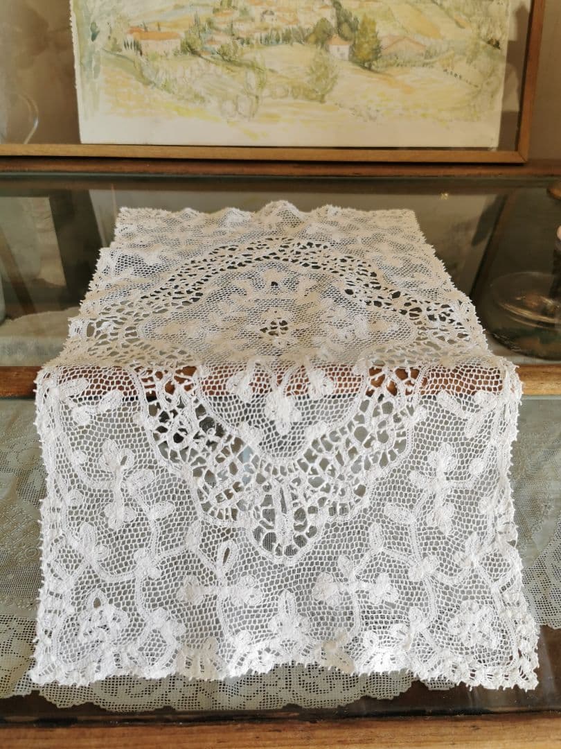 アンティークイタリア 美しい草花紋ミラネーゼ テープ＆ボビンレース 刺繍ランナー