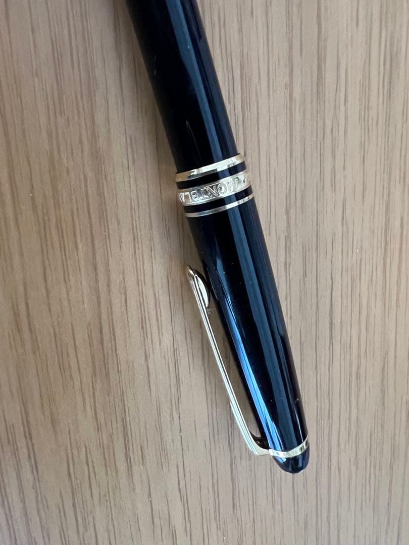 モンブラン　黒ボールペン 金色装飾付き