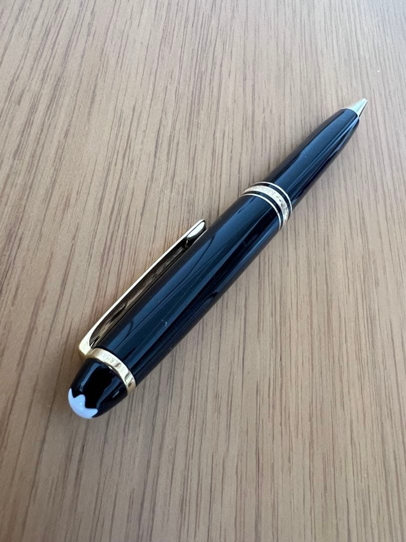 モンブラン　黒ボールペン 金色装飾付き