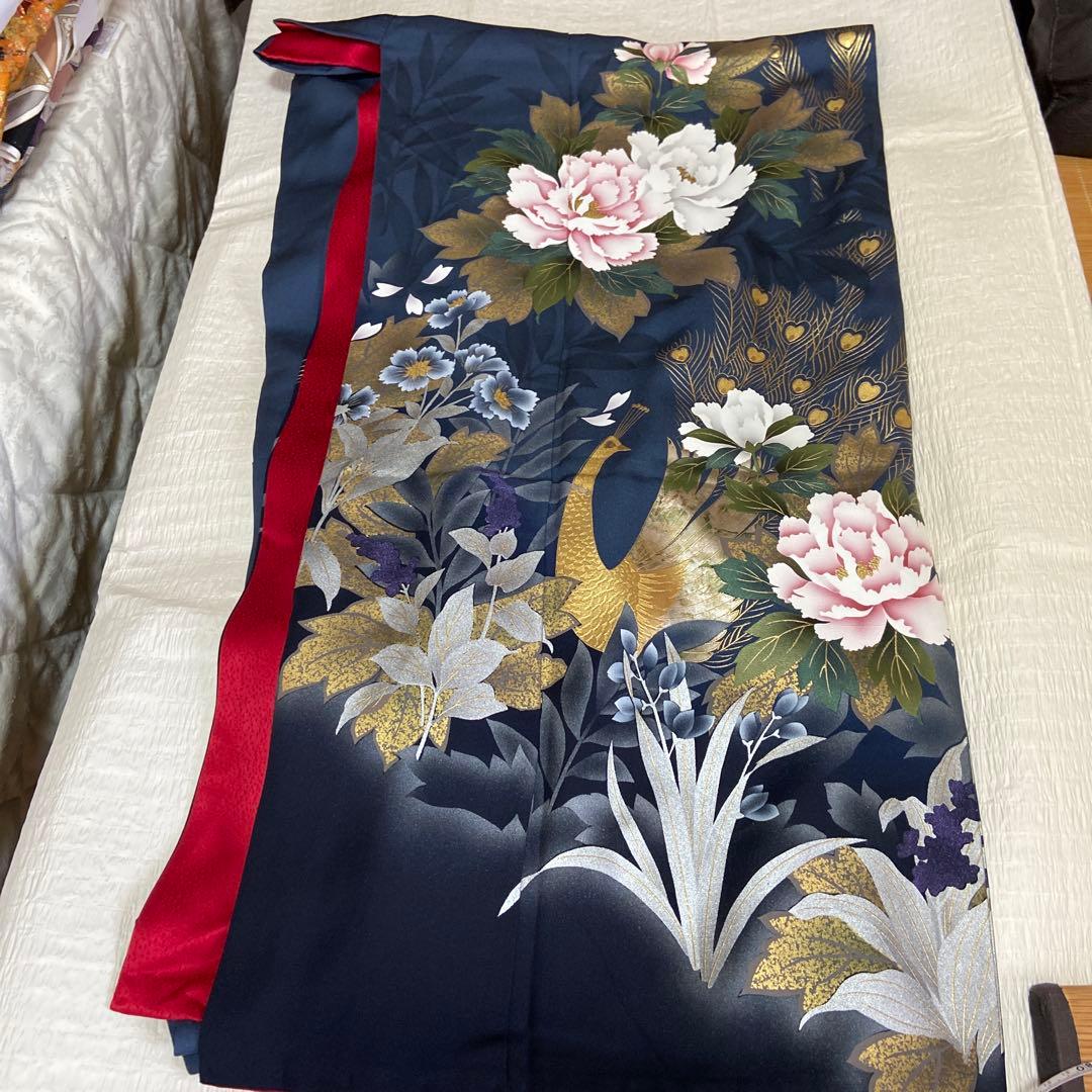 振袖濃紺 花柄と金箔の孔雀柄振袖長襦袢付きH102