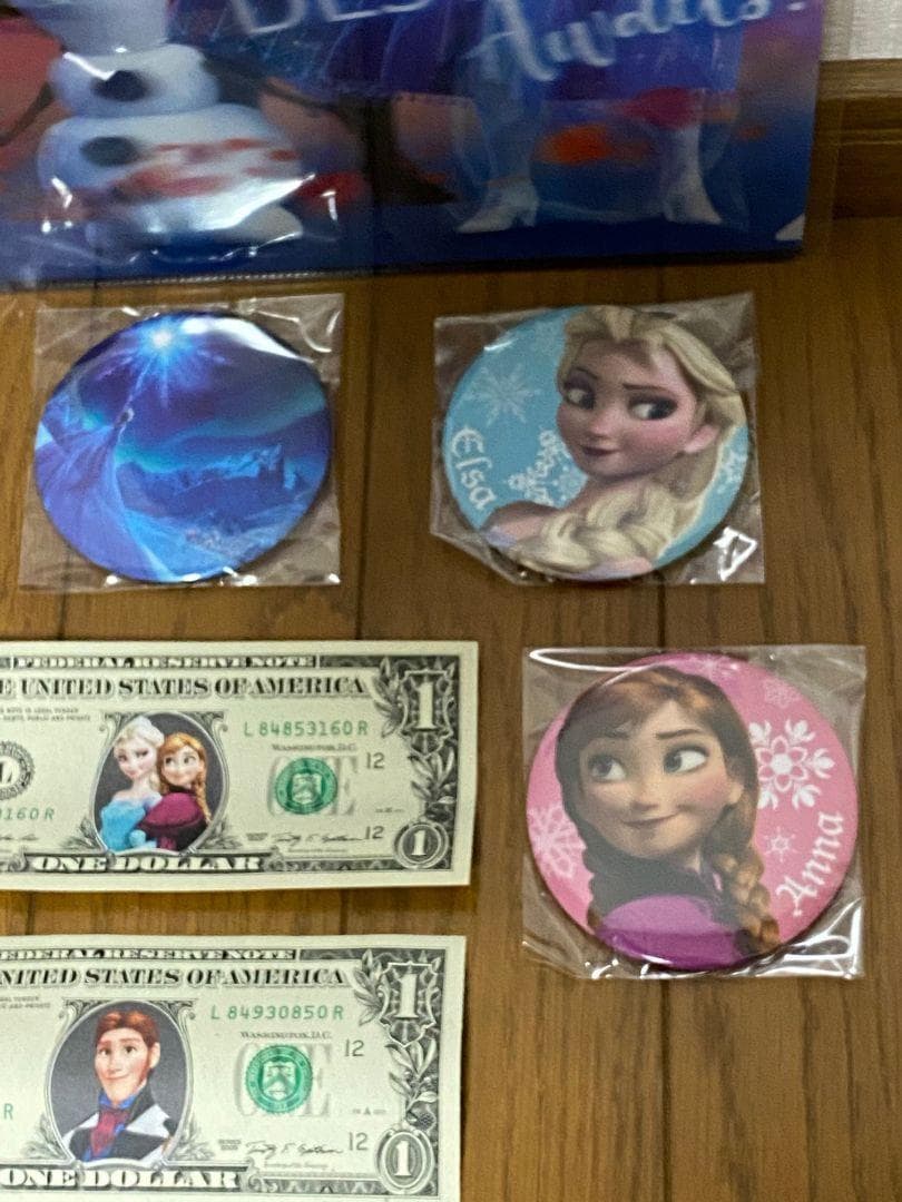 アナと雪の女王 クリアファイル 缶バッジ 紙幣 ドル 新品未開封