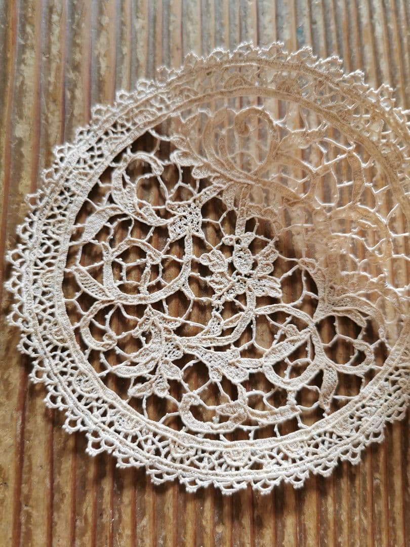 アンティーク イタリア ヴェニス ブラーノレース セピア パチネ 草花紋ドイリー