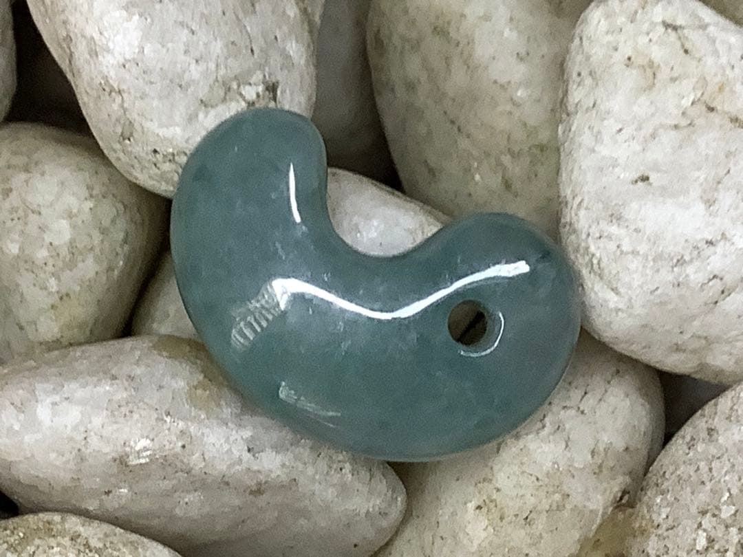 コン沢翡翠青緑抜群の透過　艶照り透過極上‼️糸魚川翡翠勾玉　最高峰の1点鑑別書付