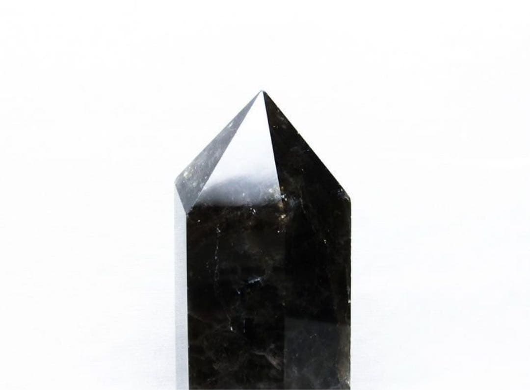 超希少　純天然黒水晶　モリオン鉱石六角柱　台座付き