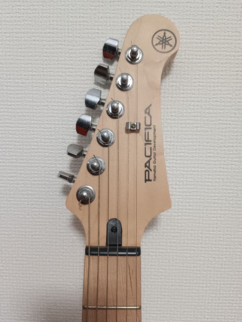 美品　Yamaha PACIFICA エレキギター ホワイト　薄いピンク色